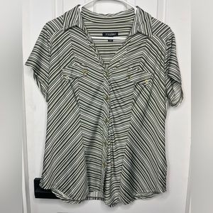 Roz & Ali Women's Green and White Button Down with Gold Accents-Size:L